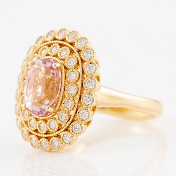 Ring in 18K gold with morganite and brilliant-cut diamonds.