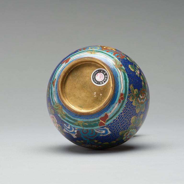 A cloisonné vase, Qing dynasty, 19th Century.