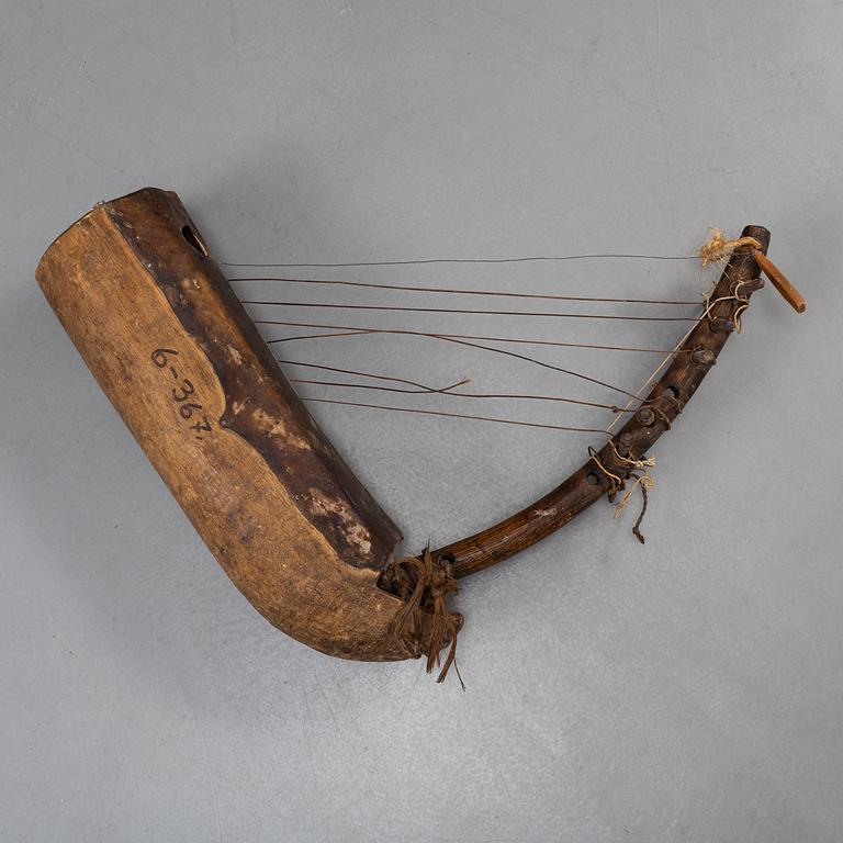 A STRING INSTRUMENT, wood, leather and rope, Africa first half of the 20th century, length 39,5 cm.