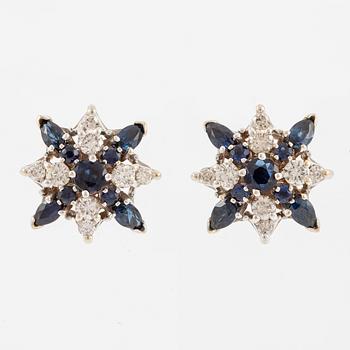 Earrings in 18K white gold with brilliant-cut diamonds and sapphires.