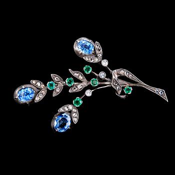 BROOCH, sapphire c. 2.40 ct, emeralds c. 0.50 ct, old- and brilliant cut diamonds c. 0.40 ct.