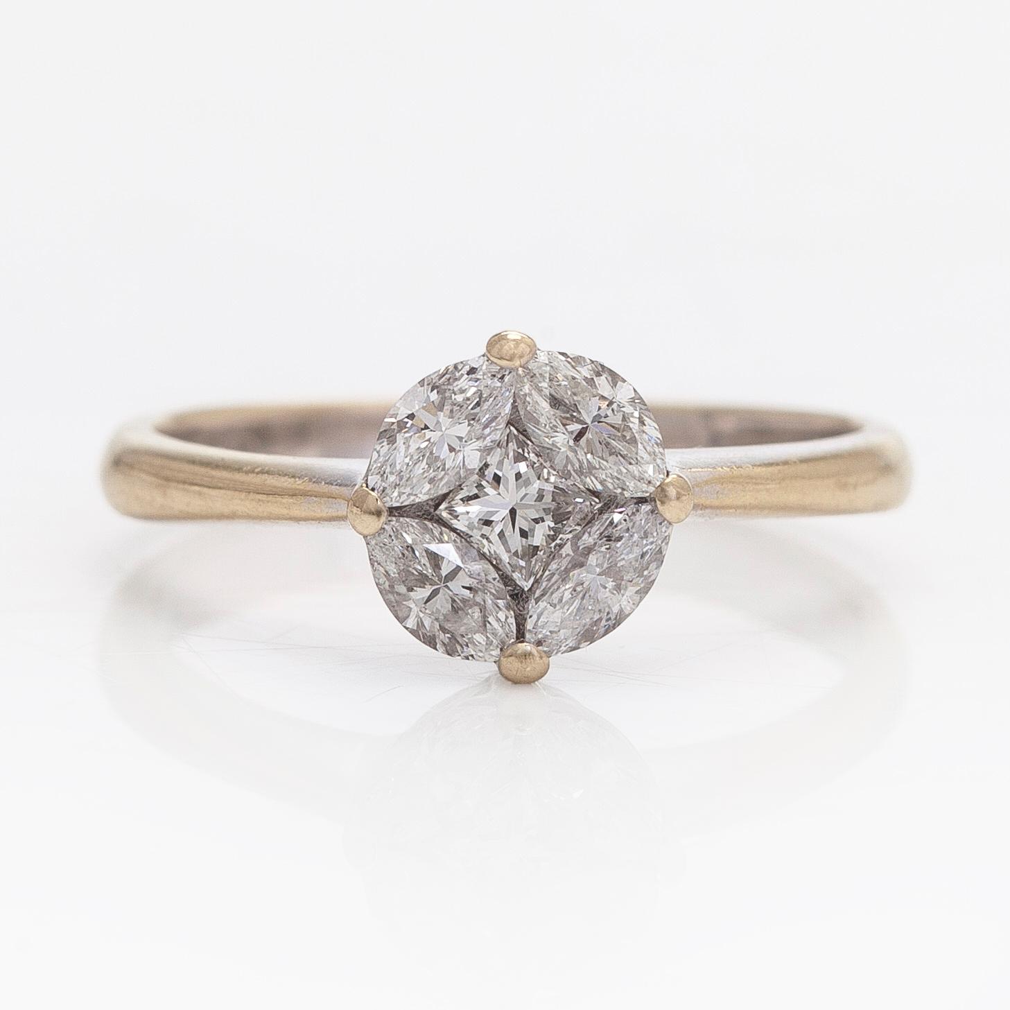 Sormus, markiisihiottuja ja prinsessihiottuja timantteja, 18K valkokultaa.