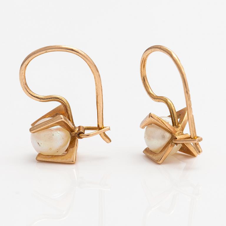 Elis Kauppi, A pair of 14K gold earrings with cultured pearls. Kupittaan kulta, Turku.