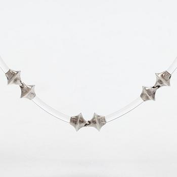 Björn Weckström, kaulakoru, "Destinina", hopeaa, akryylia.