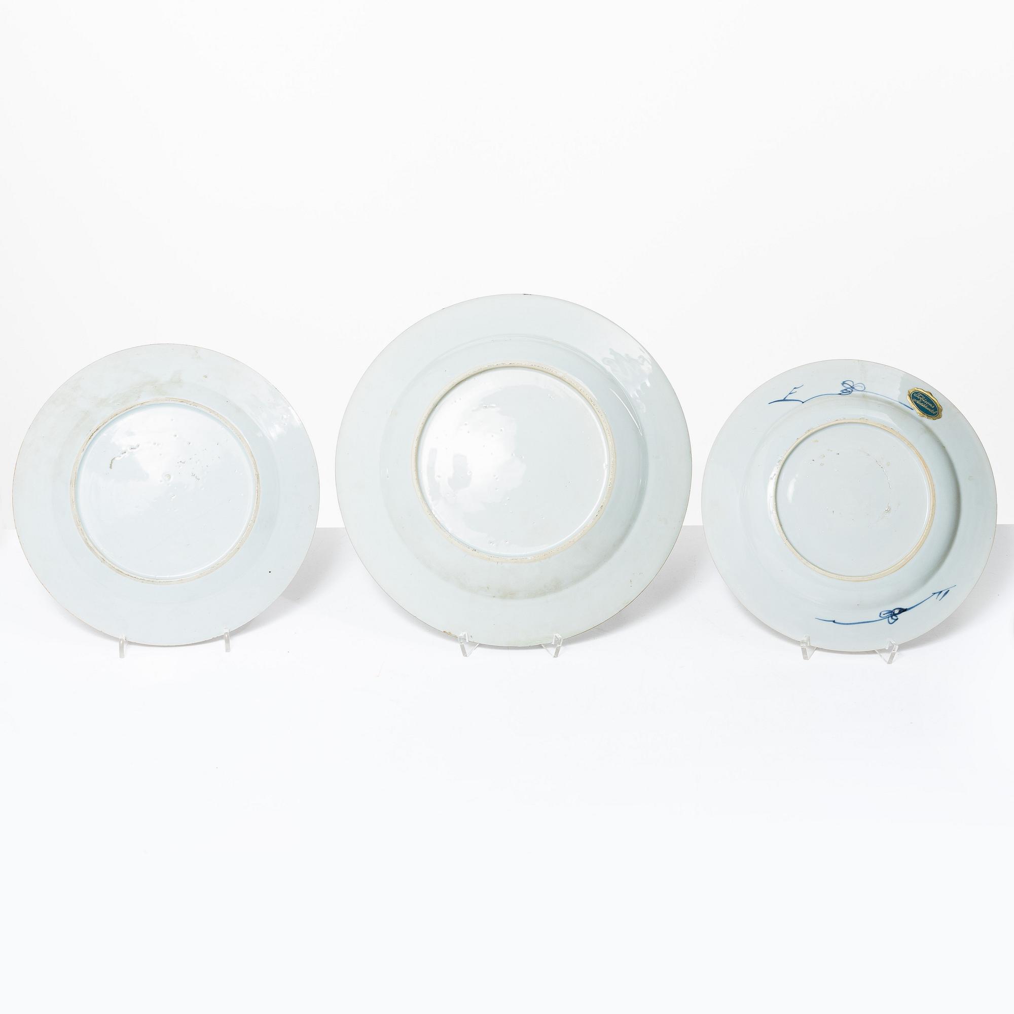 Seven pieces of porcelain plates and dishes, China, Qianlong (1736-95).
