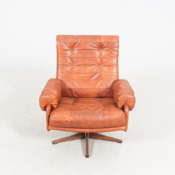 A 1970/80s leather swivel chair.