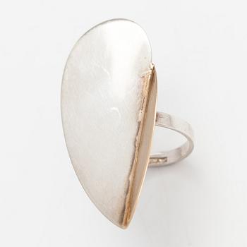 Paula Häiväoja, A sterling silver and gold ring "Taittovan kulman peilit". Pentti Roos, Helsinki.