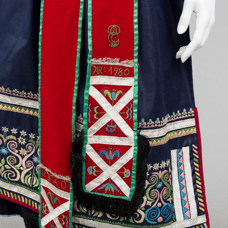 FOLKDRÄKT, 5 delar, Värend, 1900-talets andra hälft. Omkring storlek L.