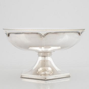 Skål på fot, silver, C.G. Hallberg, Stockholm, 1917.