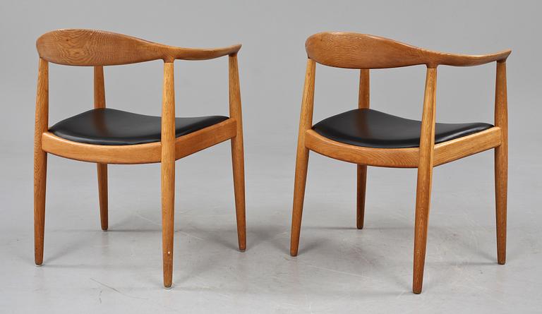 KARMSTOLAR, ett par, "The Chair", Hans J Wegner, Johannes Hansen, Danmark, 1900-talets andra hälft.