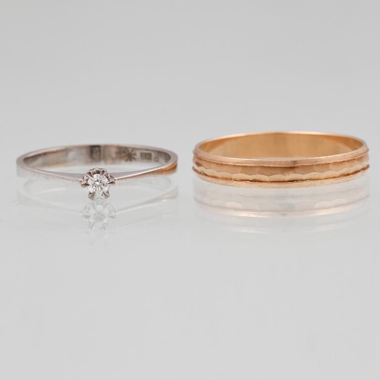 RINGAR, 2 st, 18K guld och vitguld med briljantslipad diamant. Vikt 4,3 gram.