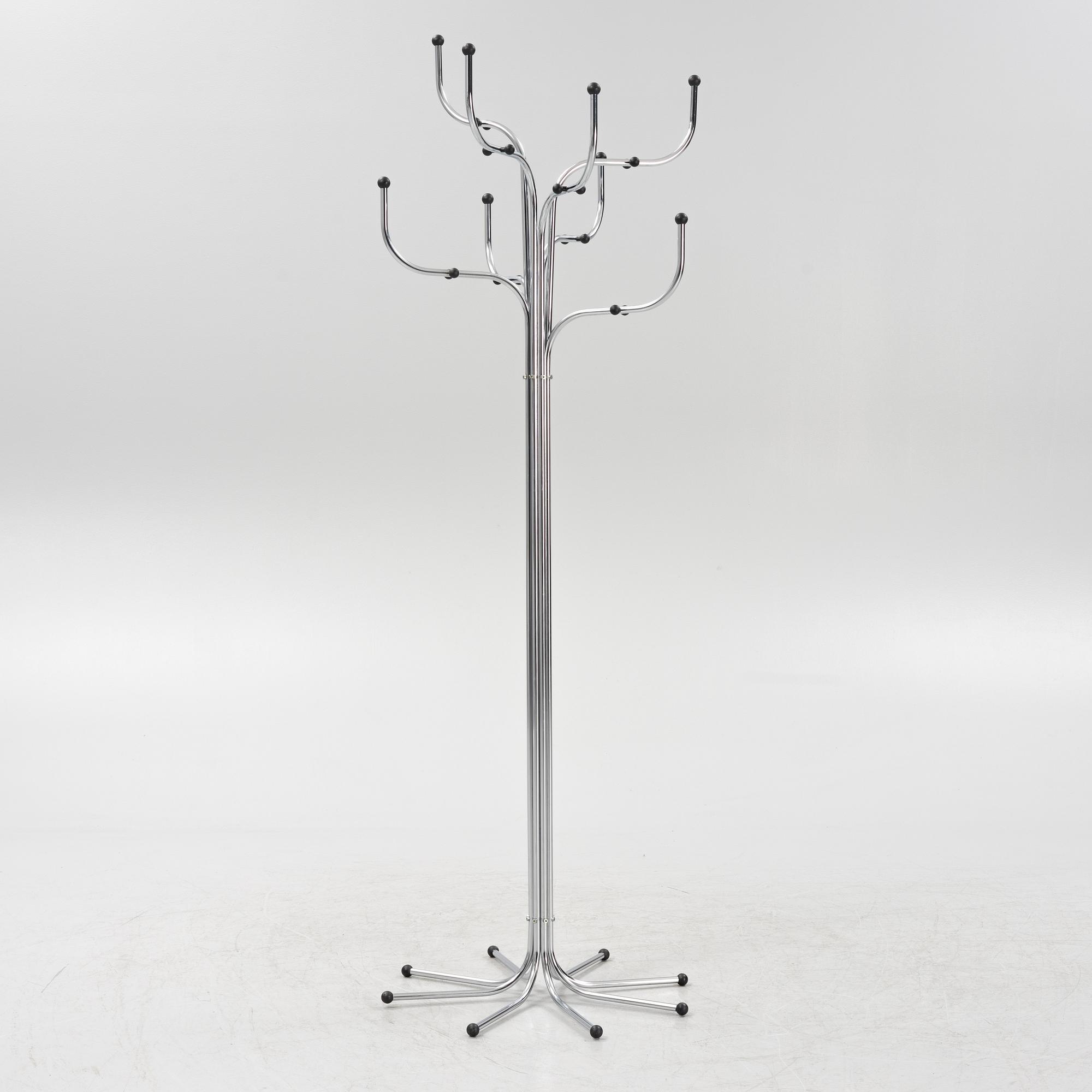 Sidse Werner, tamburmajor, "Coat Tree", Fritz Hansen, Danmark.