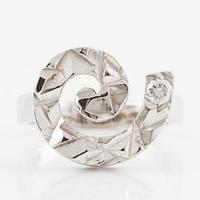 Rey Urban, ring, 18K vitguld med briljantslipad diamant 0.10 ct enligt gravyr. Stockholm 1977.