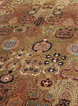 SEMI-ANTIQUE TABRIZ. 390,5 x 298 cm.