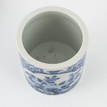 Four porcelain pieces, China, Qing dynasty, 18th-19th century.