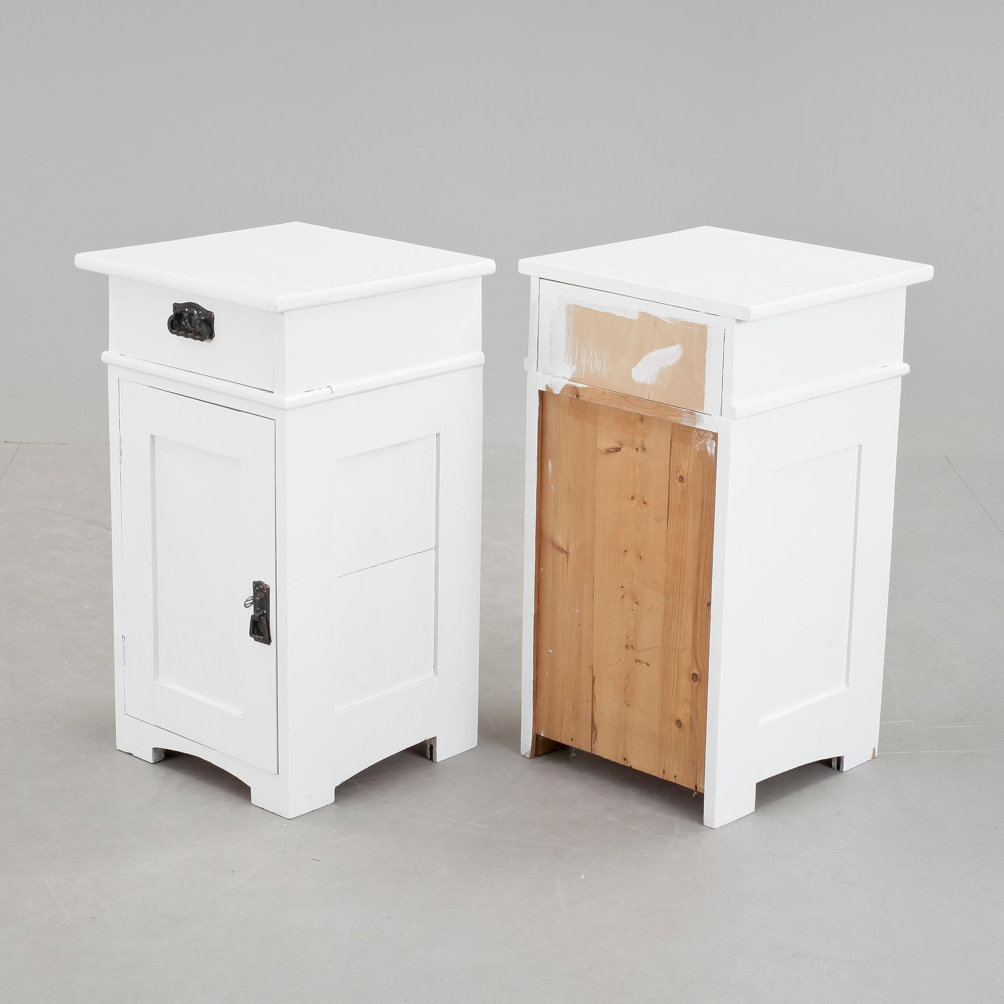 NATTDUKSBORD, ett par, modern tillverkning.