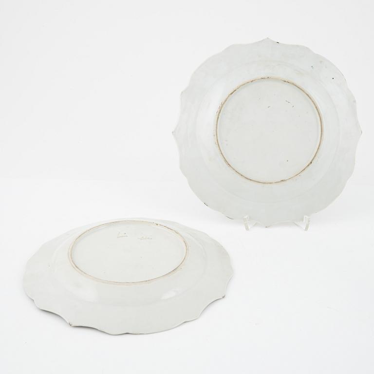 A set of four Chinese Export dinner plates (2+2), Qing dynasty, Qianlong (1736-95).