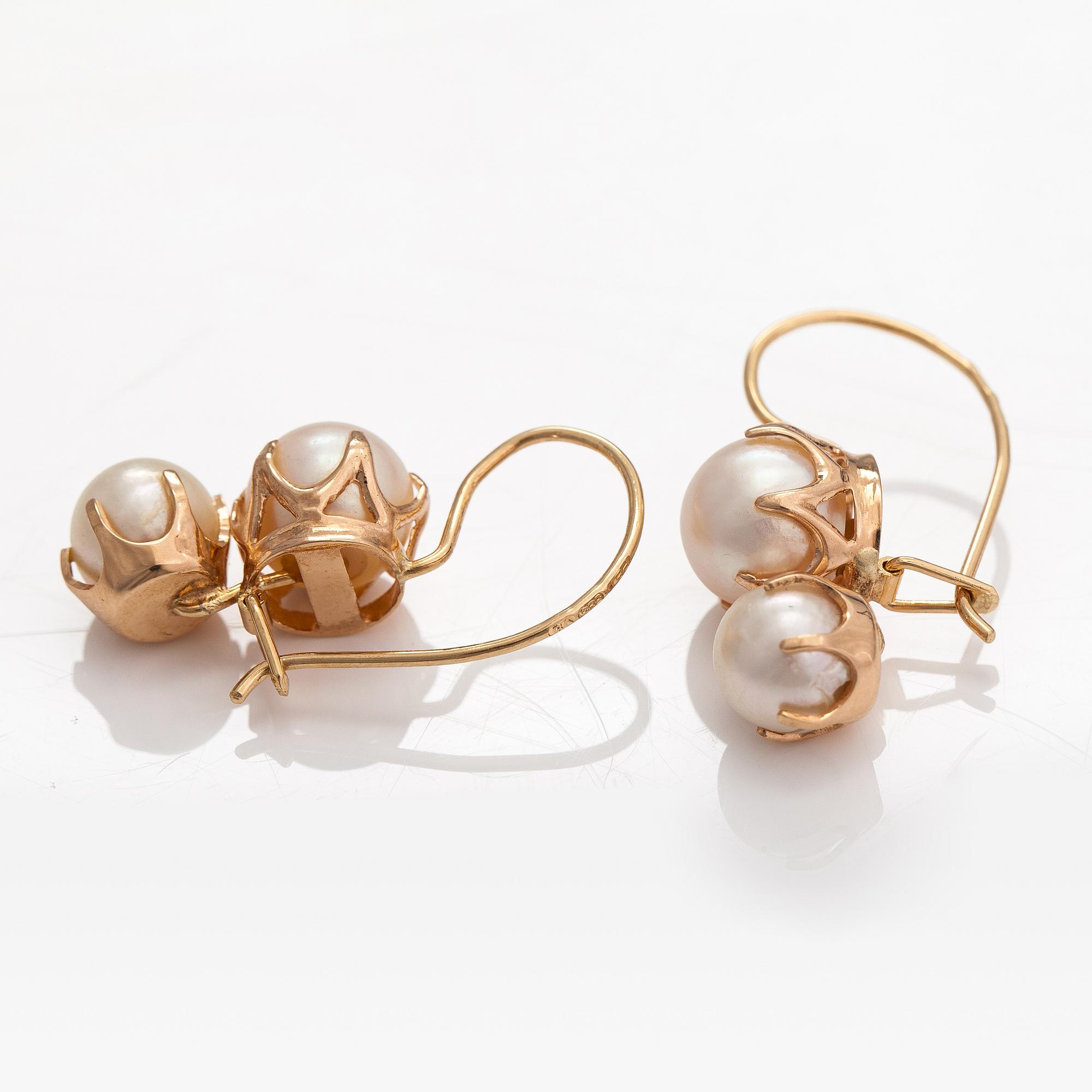 A pair of 14K gold earrings with cutkutred pearls. Helsingin Timanttipojat, Helsinki 1998.