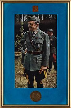 FOTOGRAFI / MINNESPLAKETT över Mannerheim, okänd, fotograf.