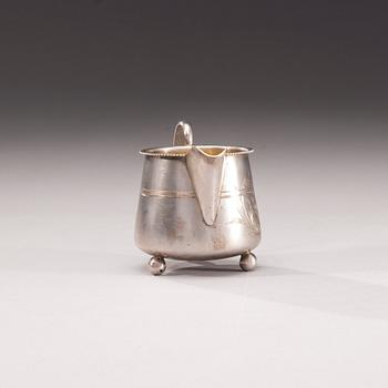 MJÖLKKANNA, silver, Ryssland ca 1900. Vikt 99 g.