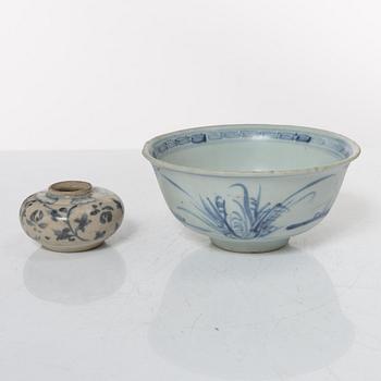 A Chinese blue and white porcelan bowl and a small vase, Ming dynasty (1368-1644).