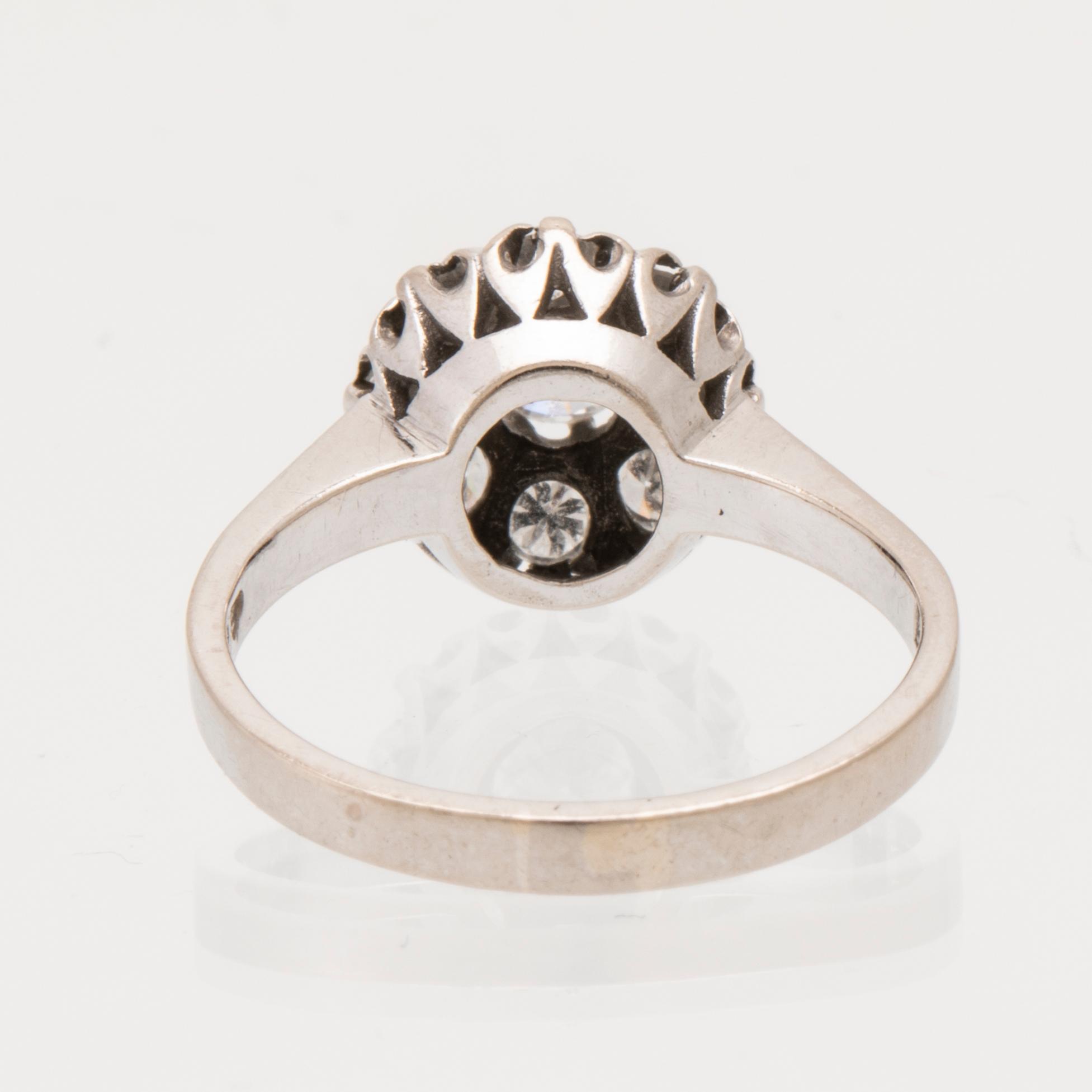 Ring 18K vitguld med runda briljantslipade diamanter.