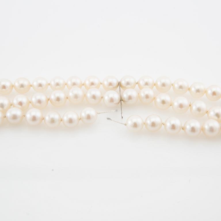 Armband treradigt av odlade pärlor med lås av 18K vitguld.