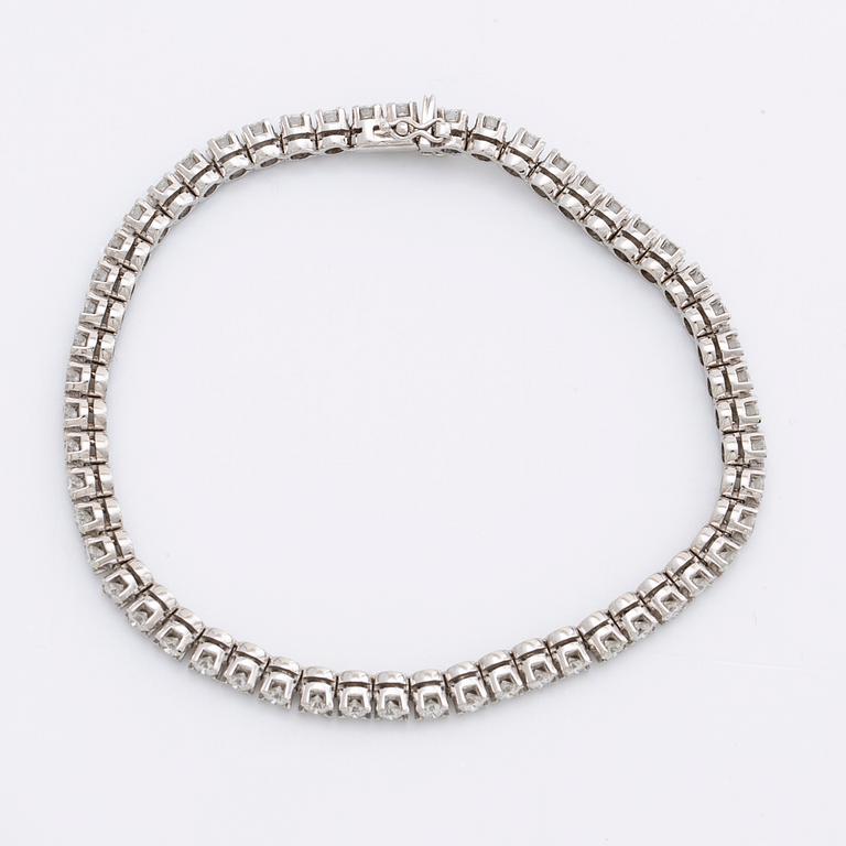TENNISARMBAND 18K vitguld m 54 briljanter ca 3 ct.