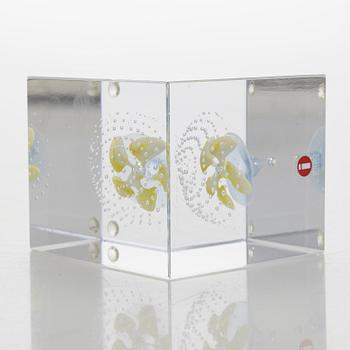 Oiva Toikka, an annual glass cube 2000, signed Oiva Toikka Nuutajärvi 2000, 963/2000.
