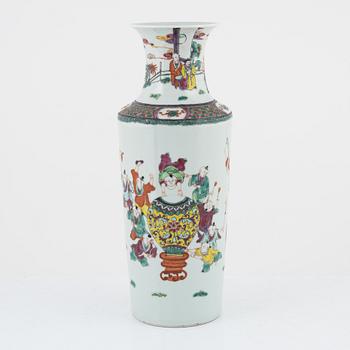 A Chinese porcelain vase, 20th century.