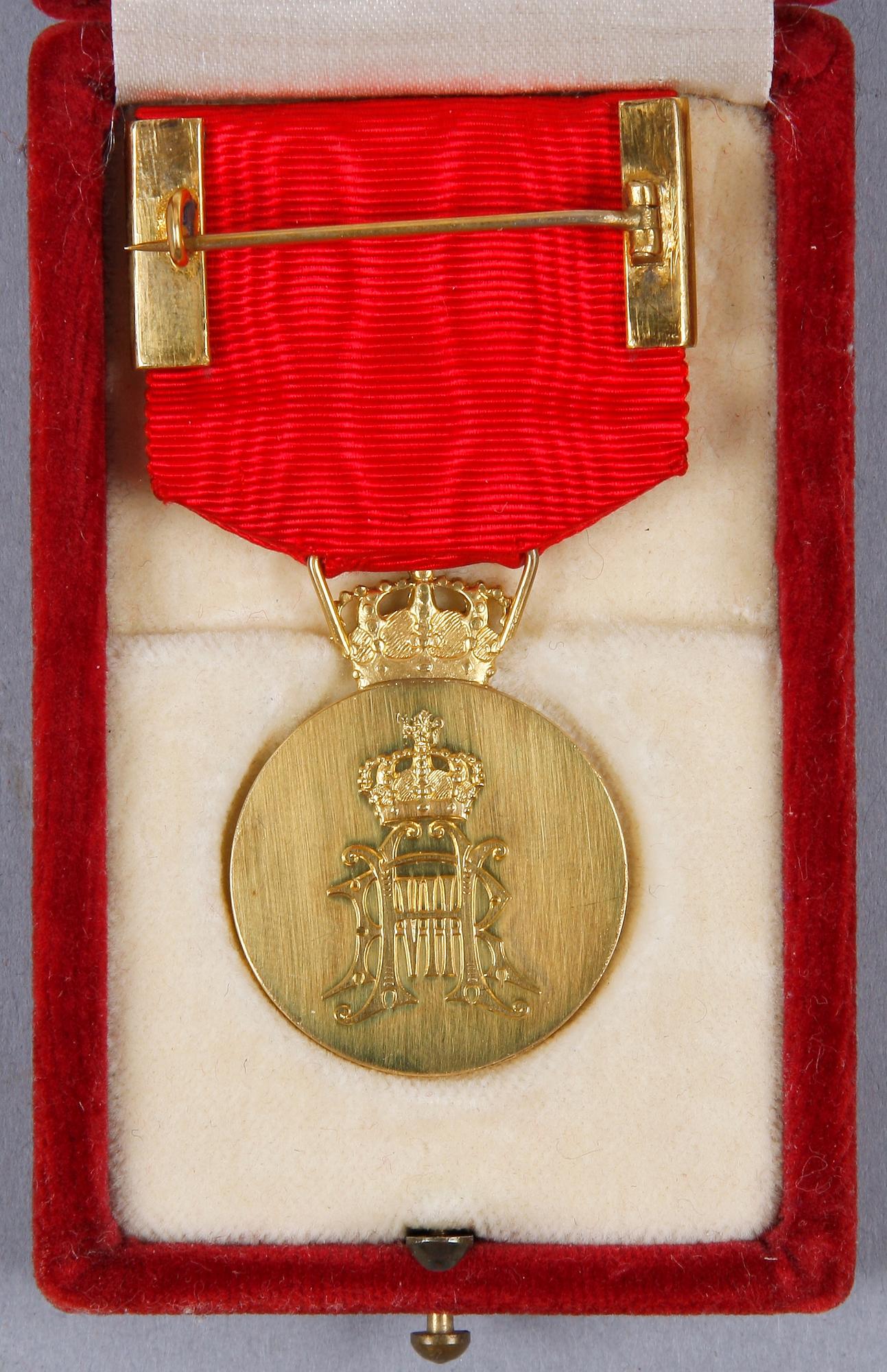 MEDALJER, 2 st, silver resp guld, Danmark och Norge. 1930-tal. Guldvikt 15 gram.