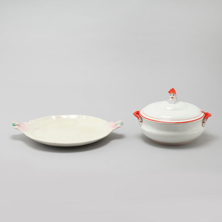 An eartheware tureen and a serving dish from Göteborg, early 20th century.