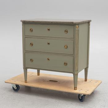 Chest of drawers, Gustavian style, first half of the 20th century.