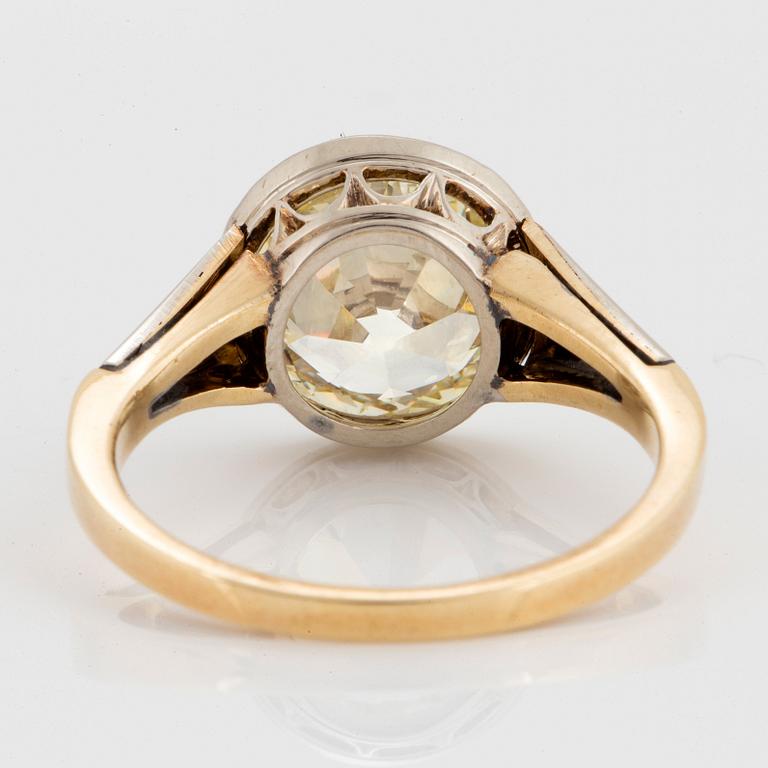 Ring med en gammalslipad diamant 5.30 ct enligt uppgift kvalitet ca Light Yellow vvs/vs.