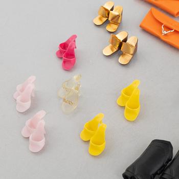 Barbie, originalaccessoarer samt 4 st garderober, Mattel, 1960-tal.