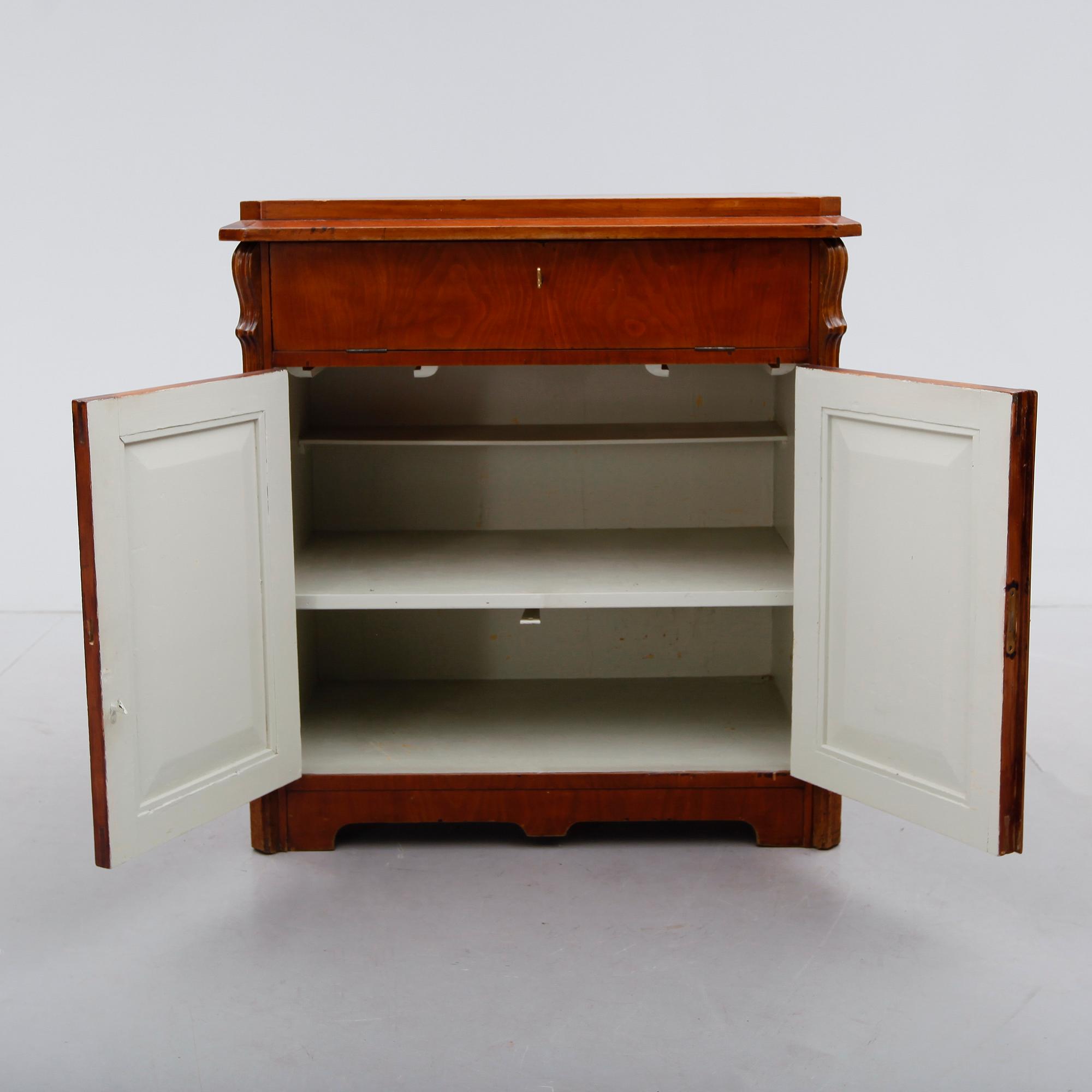 KOMMOD, omkring år 1900.