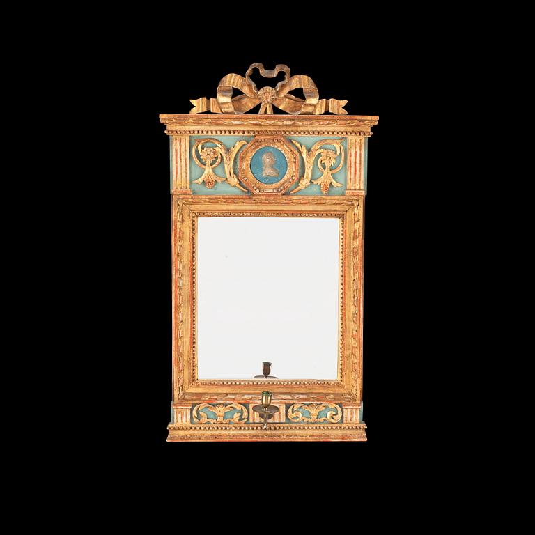 A Gustavian late 18th century one-light girandole mirror.