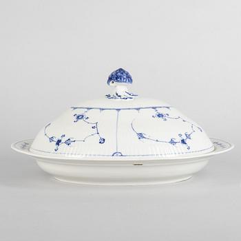 Terrin / ragufat med lock, porslin, Royal Copenhagen, "Musselmalet", 1800-tal.