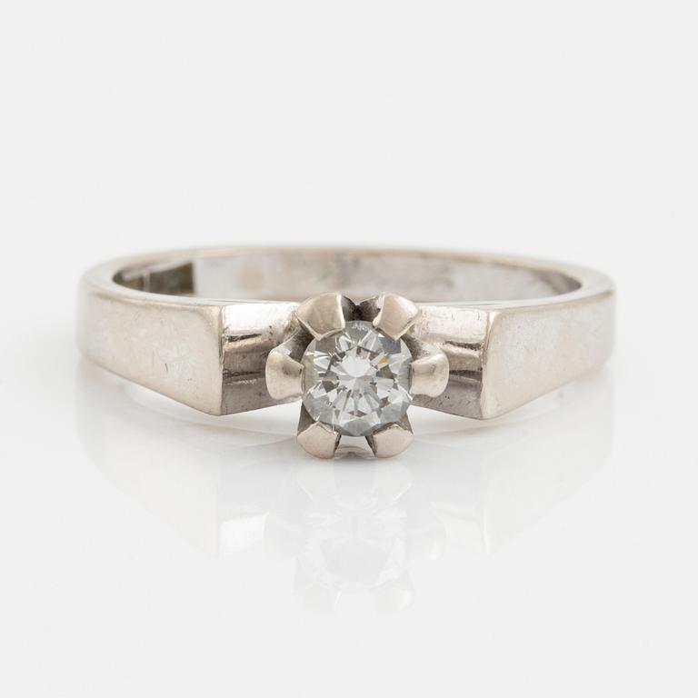 Ring 18K white gold with a round brilliant-cut diamond.