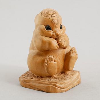 SKULPTUR, skuret trä, signerad J H Williams, 1900-talets första hälft.