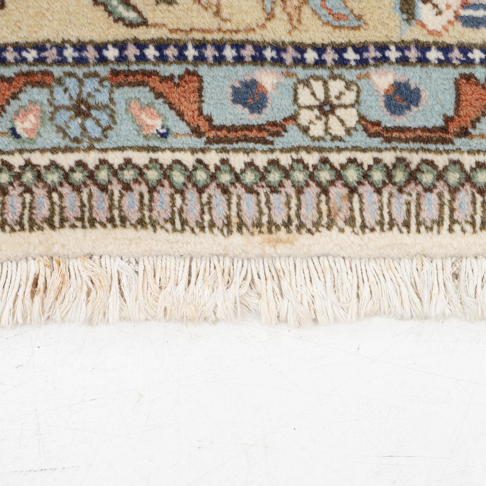 A Tabriz type carpet, c. 300 x 200 cm.