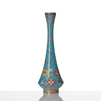 An elegant cloisonné vase, late Ming dynasty/early Qing dynasty.