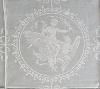 DUK och SERVIETTER, 23 st., linnedamast. Duken 270 x 196 cm, servietterna ca 72 x 69,5 vardera. Sachsen 1800-talets andra hälft.