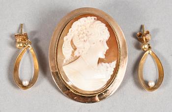 KAMÉBROSCH/HÄNGE samt ÖRHÄNGEN ett par, 14-18K guld, 1900-talets andra hälft. Tot vikt ca 6 gr.