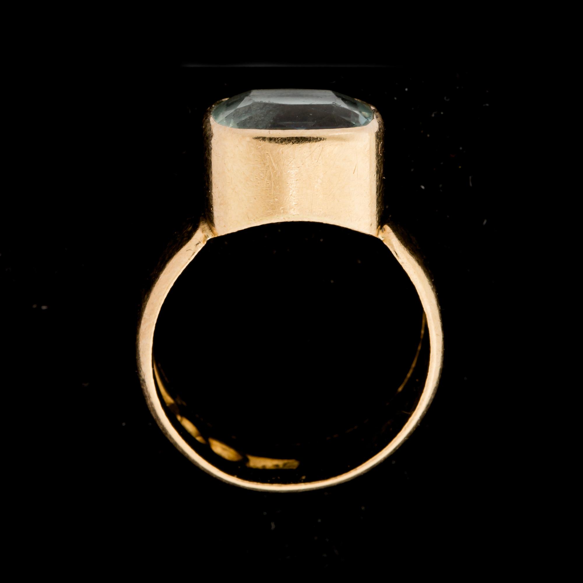 RING, 18 k guld med akvamarin, Eriksson, Östersund, 1963. Vikt ca 5 g.