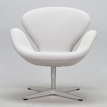 Arne Jacobsen, fåtölj, "Svanen", för Fritz Hansen, 2016.