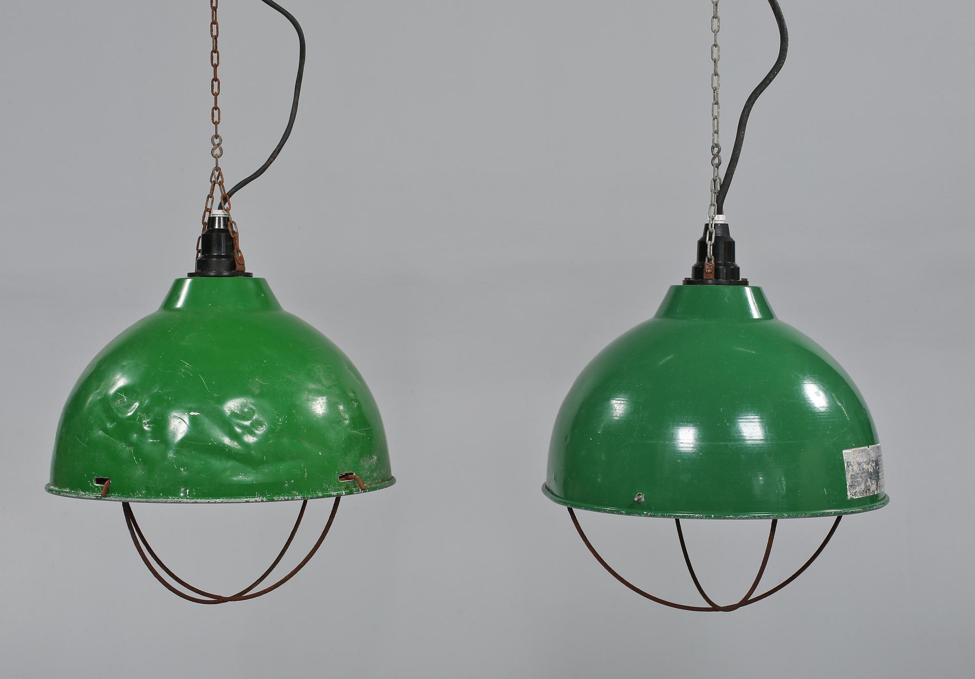 INDUSTRILAMPOR, 2 st snarlika 1900-talets andra hälft. Höjd ca 45-48 cm.