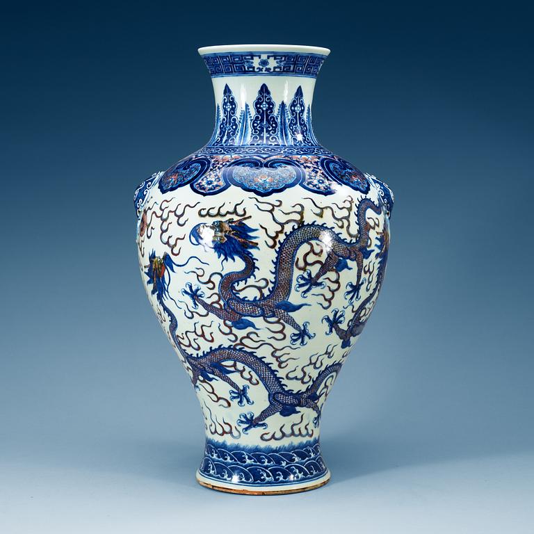PRAKTVAS, porslin. Qing dynastin med Qianlongs sigillmärke.