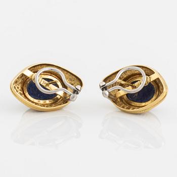 A pair of earrings in 18K gold with lapis lazuli and enamel.