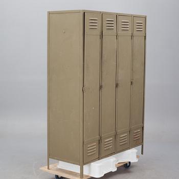 OMKLÄDNINGSSKÅP, 1900-talets andra hälft.